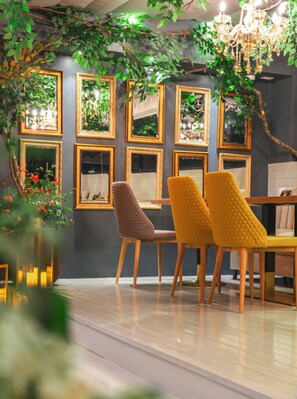 2 restaurantes; se sirven desayunos y cocina local e internacional 