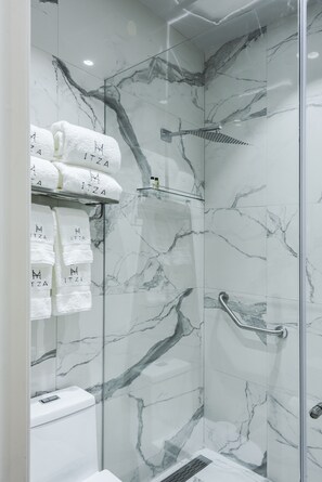 Douche, douche à « effet pluie », sèche-cheveux, peignoirs