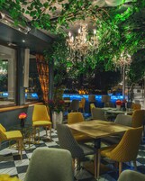 2 restaurantes, se sirve desayuno, cocina local e internacional 