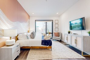 2 bedrooms, iron/ironing board, WiFi, bed sheets - Eco-Friendly Condo with Shared Seasonal Pool, Balcony, and Free WiFi (Nashville)