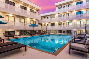 A heated pool - Eco-Friendly Condo with Shared Seasonal Pool, Balcony, and Free WiFi (Nashville)