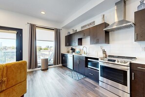 Kühlschrank, Mikrowelle, Ofen, Herdplatte