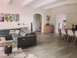 Smart TV, fireplace, ping pong, books