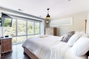 4 bedrooms, desk, iron/ironing board, WiFi