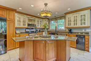 Fridge, microwave, oven, stovetop - Bella Rose Estate - romantic luxury honeymoon destination near downtown (Goodlettsville)