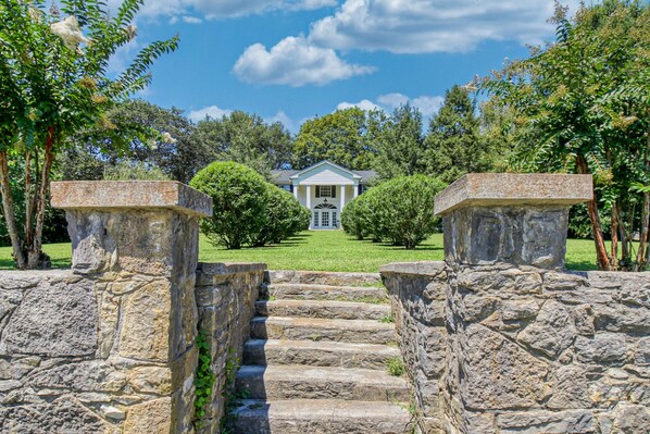 Property grounds - Bella Rose Estate - romantic luxury honeymoon destination near downtown (Goodlettsville)