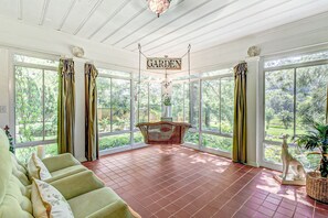 TV, fireplace, books - Bella Rose Estate - romantic luxury honeymoon destination near downtown (Goodlettsville)