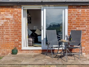 Outdoor dining - 1 bedroom accommodation in Ocle Pychard (Ocle Pychard)