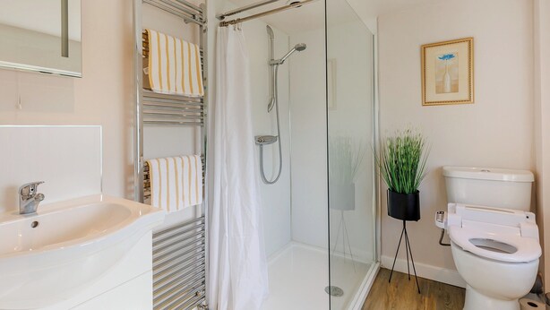 A modern bathroom with a glass-enclosed shower, a white sink, and a toilet. - 1 bedroom accommodation in Ocle Pychard (Ocle Pychard)
