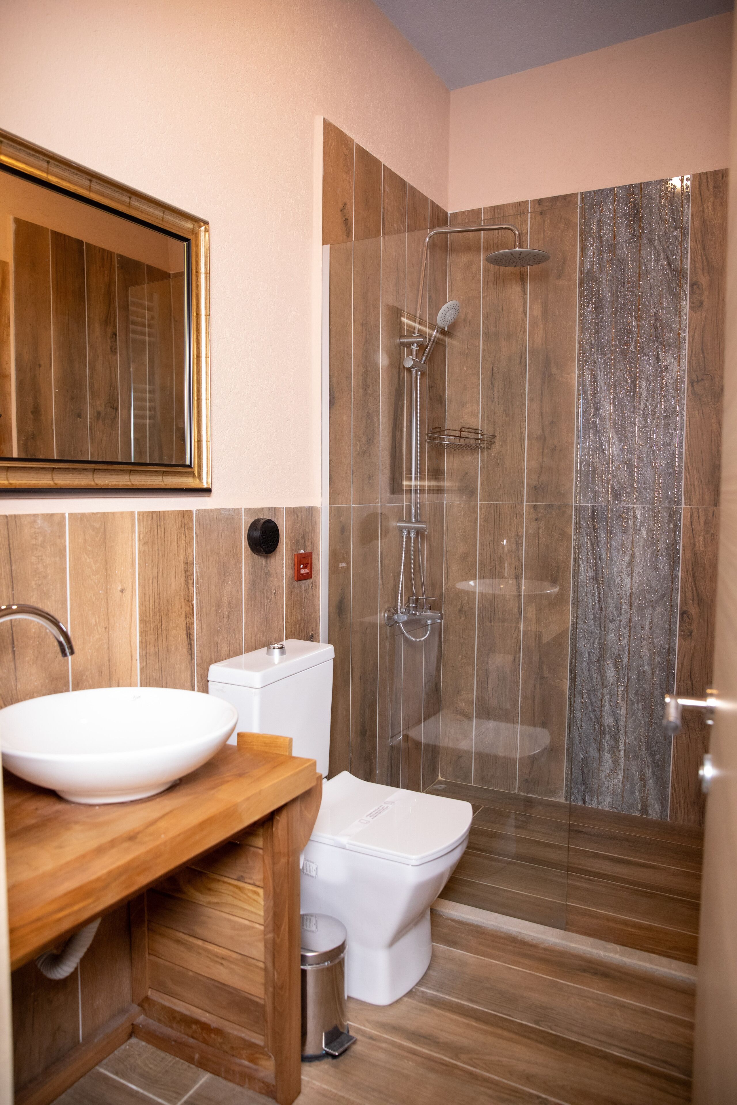 standard double or twin room, 1 queen bed, balcony, valley view | bathroom | rainfall showerhead, free toiletries, hair dryer, bathrobes