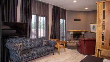 Presidential Studio Suite | Premium bedding, minibar, desk, laptop workspace