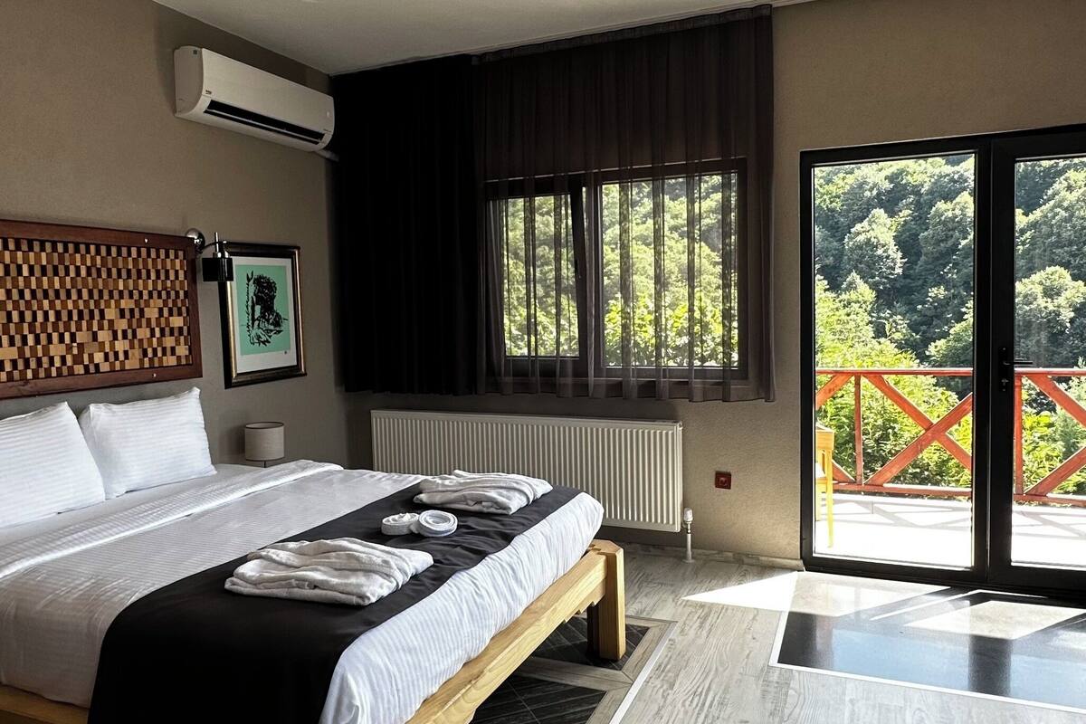 Ropa de cama de alta calidad, minibar, escritorio