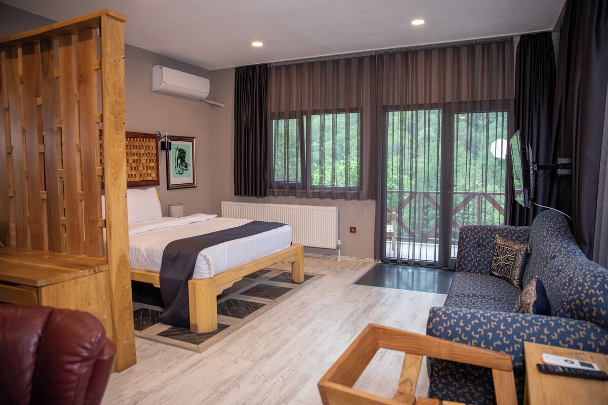 Suite estudio presidencial | Ropa de cama de alta calidad, minibar, escritorio
