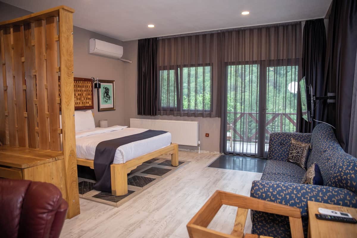 Ropa de cama de alta calidad, minibar y escritorio