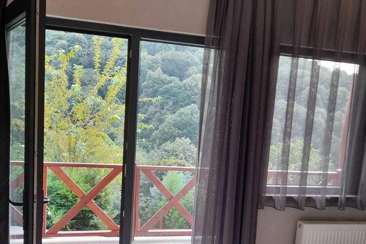 Ropa de cama de alta calidad, minibar, escritorio