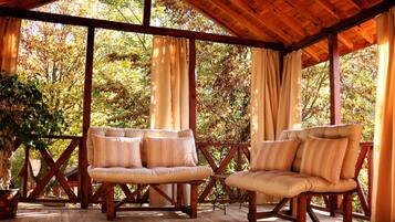 Classic Tree House | Terrace/patio