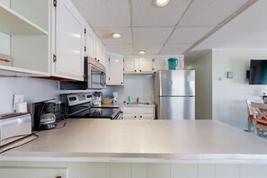 Frigorifero, microonde, forno, piano cottura