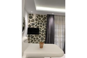 Combined shower/tub