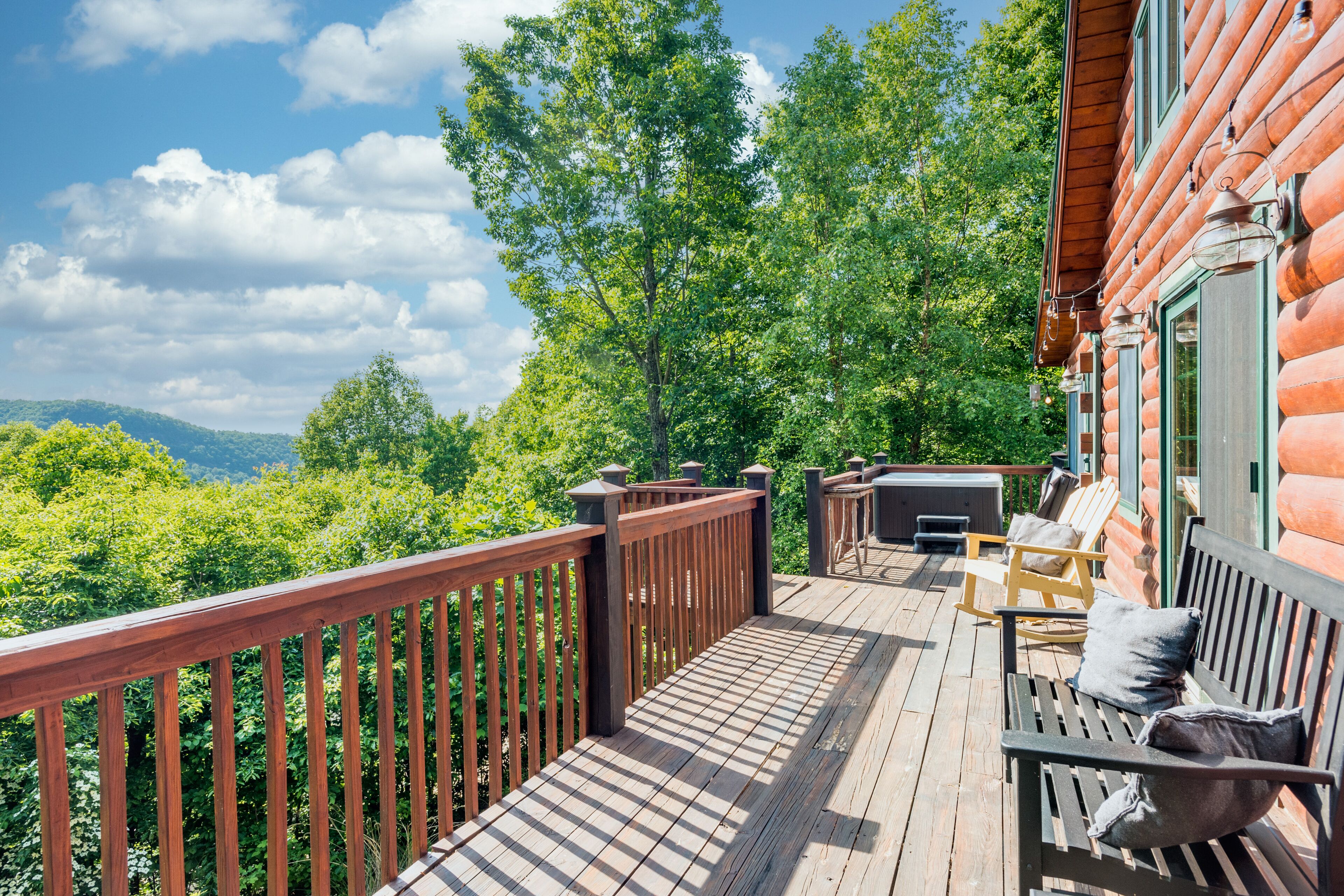 Luxurious log cabin w/stunning views, WiFi, hot tub + 15 mins to Black Mountain