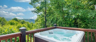 Luxurious log cabin w/stunning views, WiFi, hot tub + 15 mins to Black Mountain