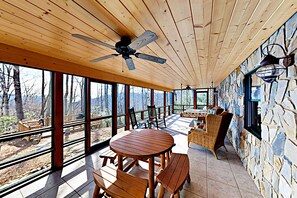 Outdoor dining - Luxurious log cabin w/stunning views, WiFi, hot tub + 15 mins to Black Mountain (Old Fort)