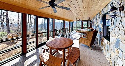 Luxurious log cabin w/stunning views, WiFi, hot tub + 15 mins to Black Mountain