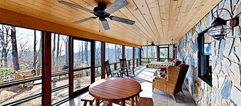Luxurious log cabin w/stunning views, WiFi, hot tub + 15 mins to Black Mountain