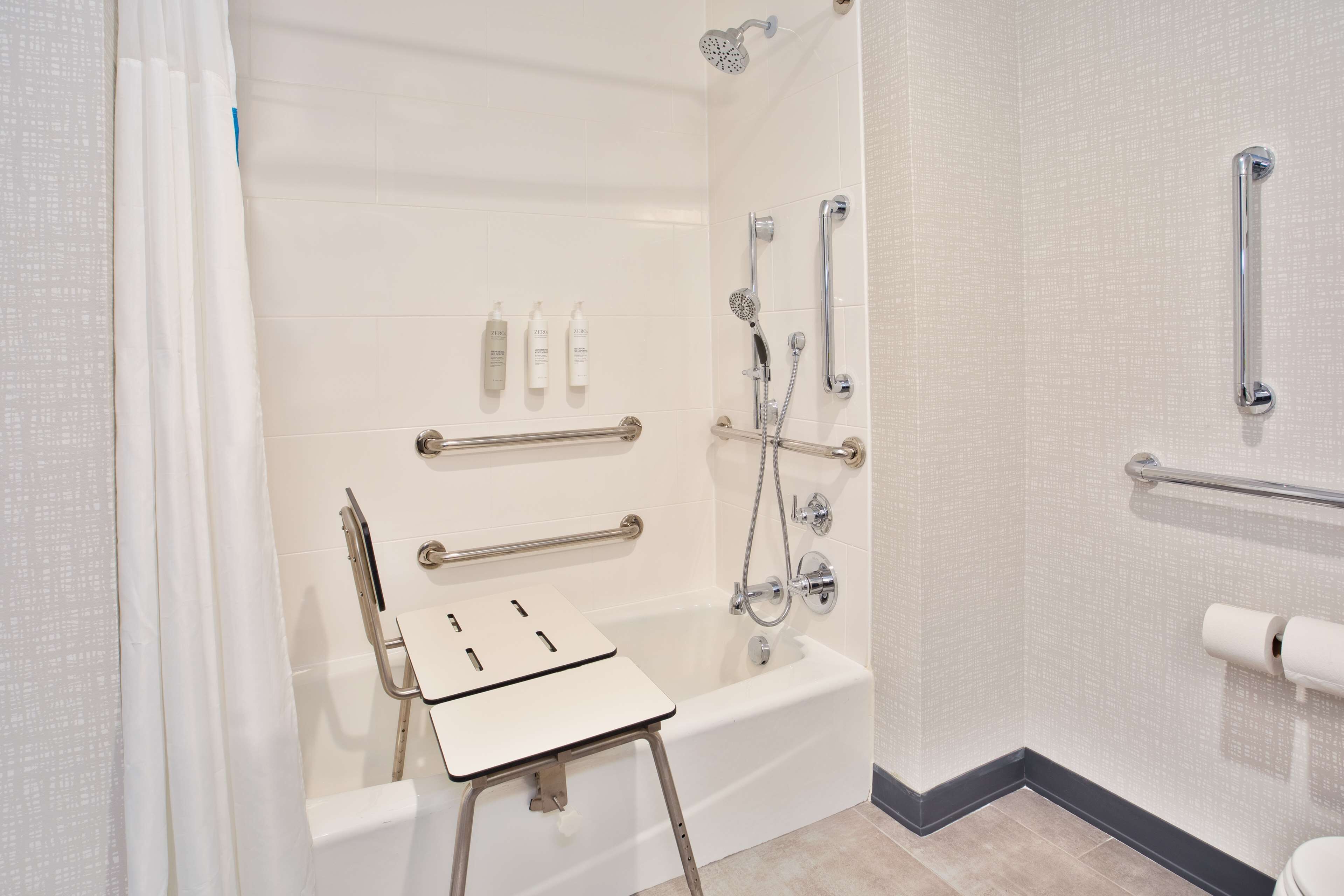 combined shower/bathtub, hair dryer, towels