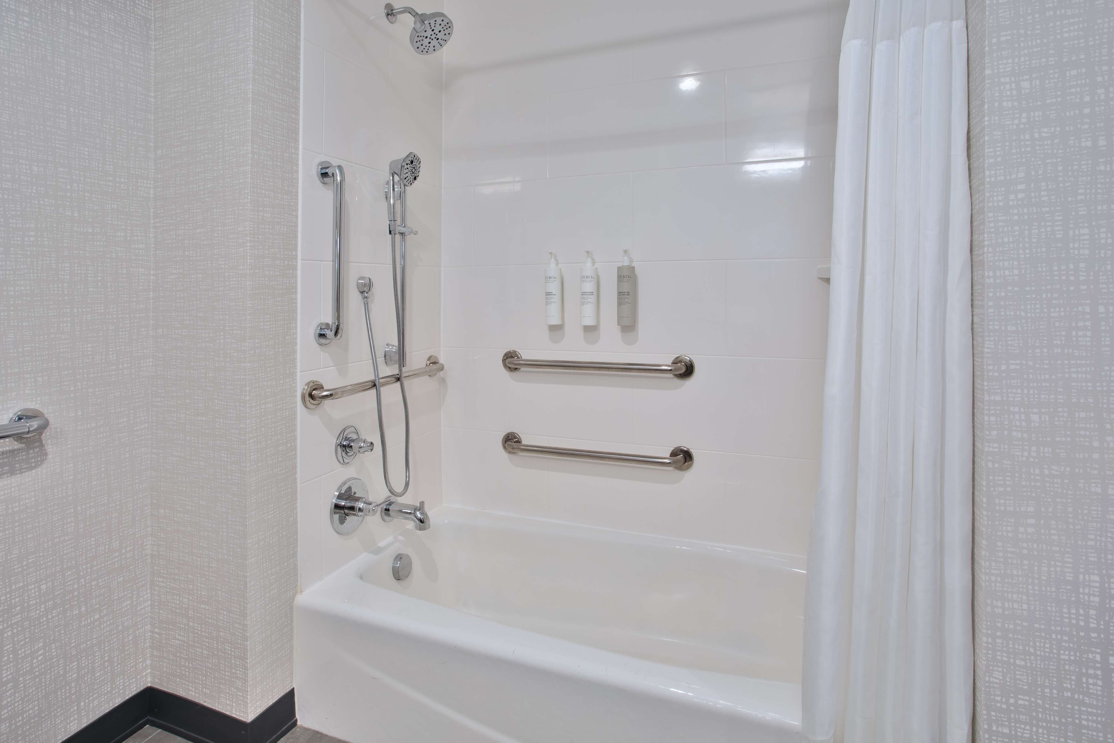 combined shower/bathtub, hair dryer, towels