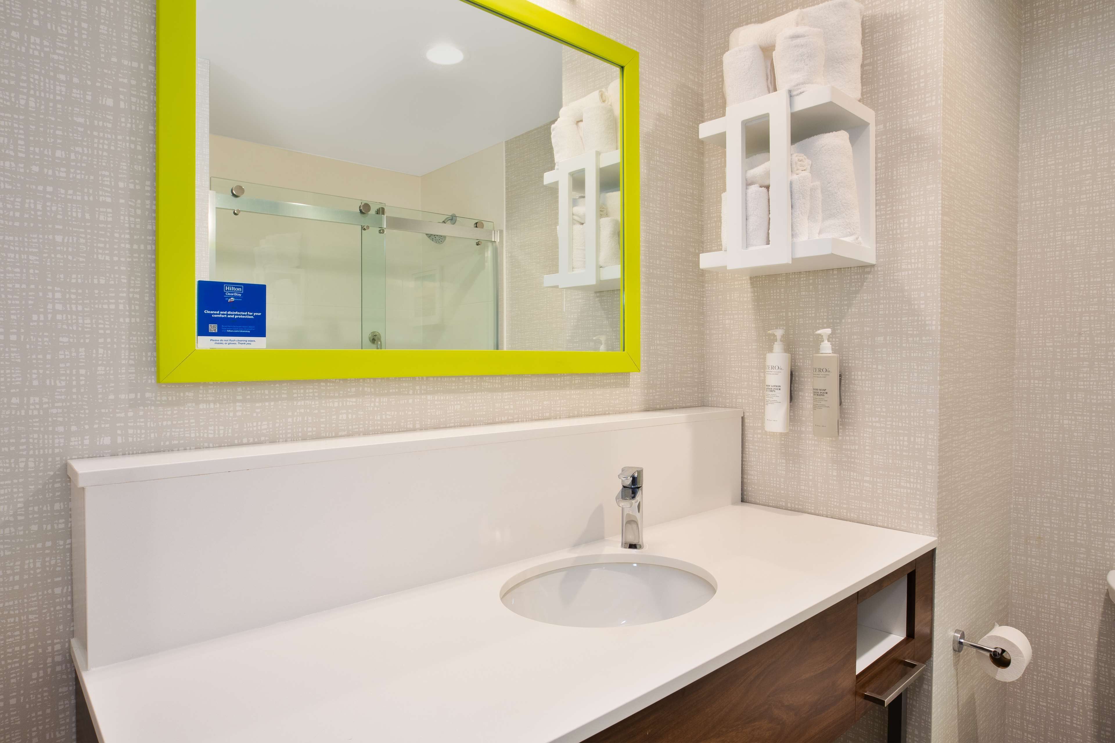 combined shower/bathtub, hair dryer, towels