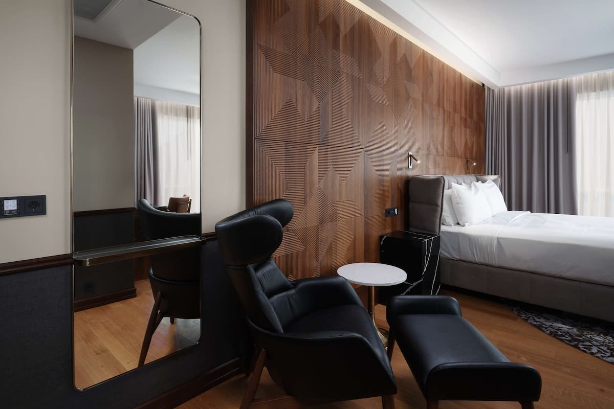 King Junior Suite with Spa Access | Ropa de cama de alta calidad, minibar, caja fuerte y escritorio