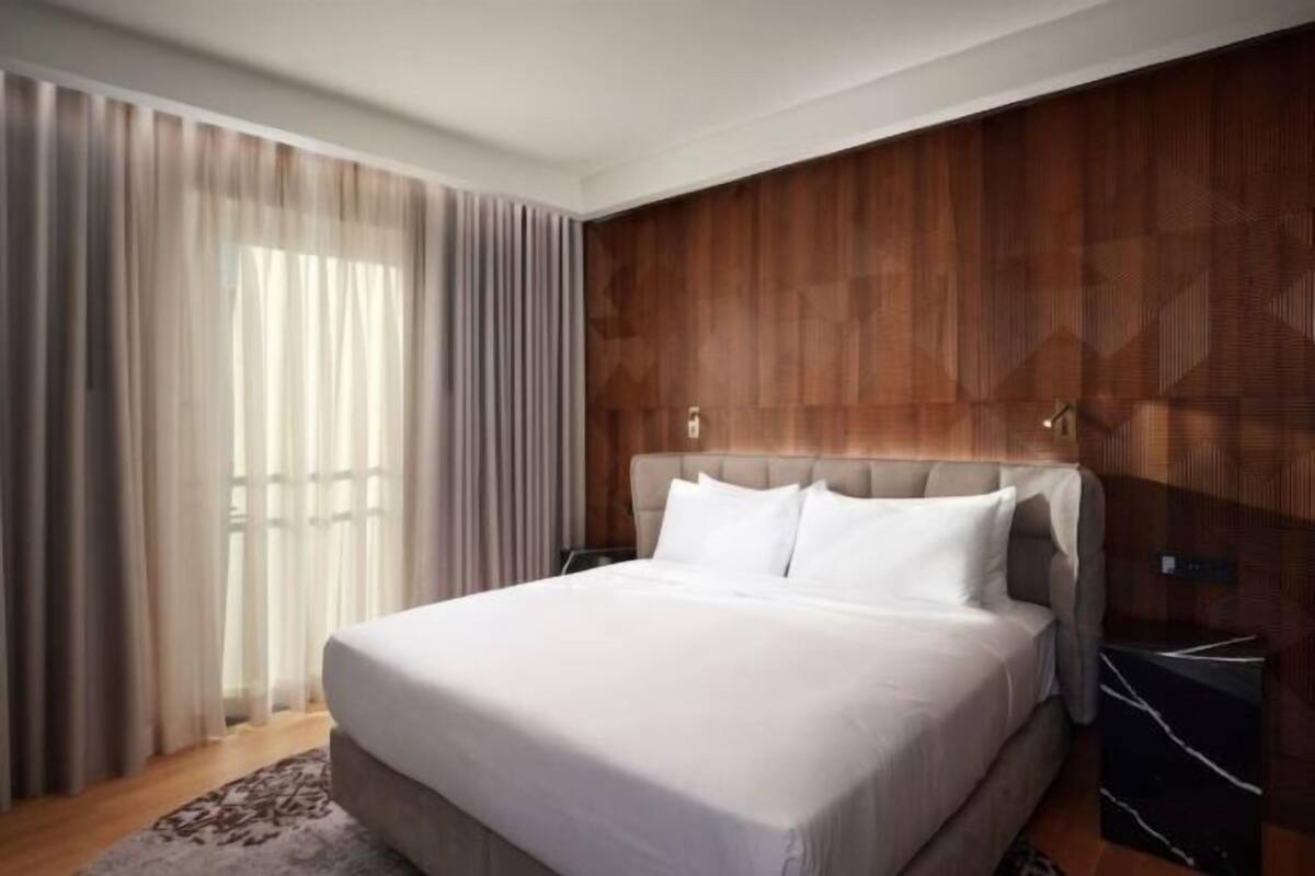 Ropa de cama de alta calidad, minibar, caja fuerte y escritorio