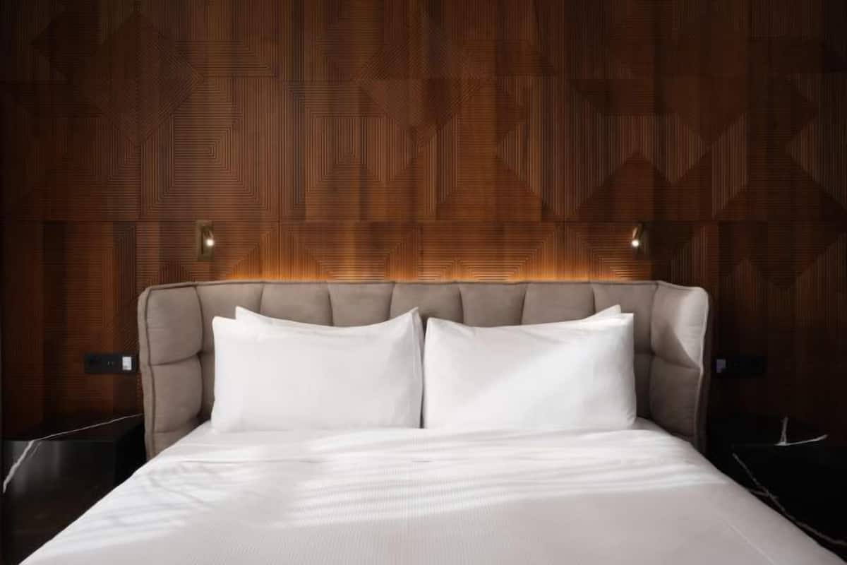 Ropa de cama de alta calidad, minibar, caja fuerte y escritorio