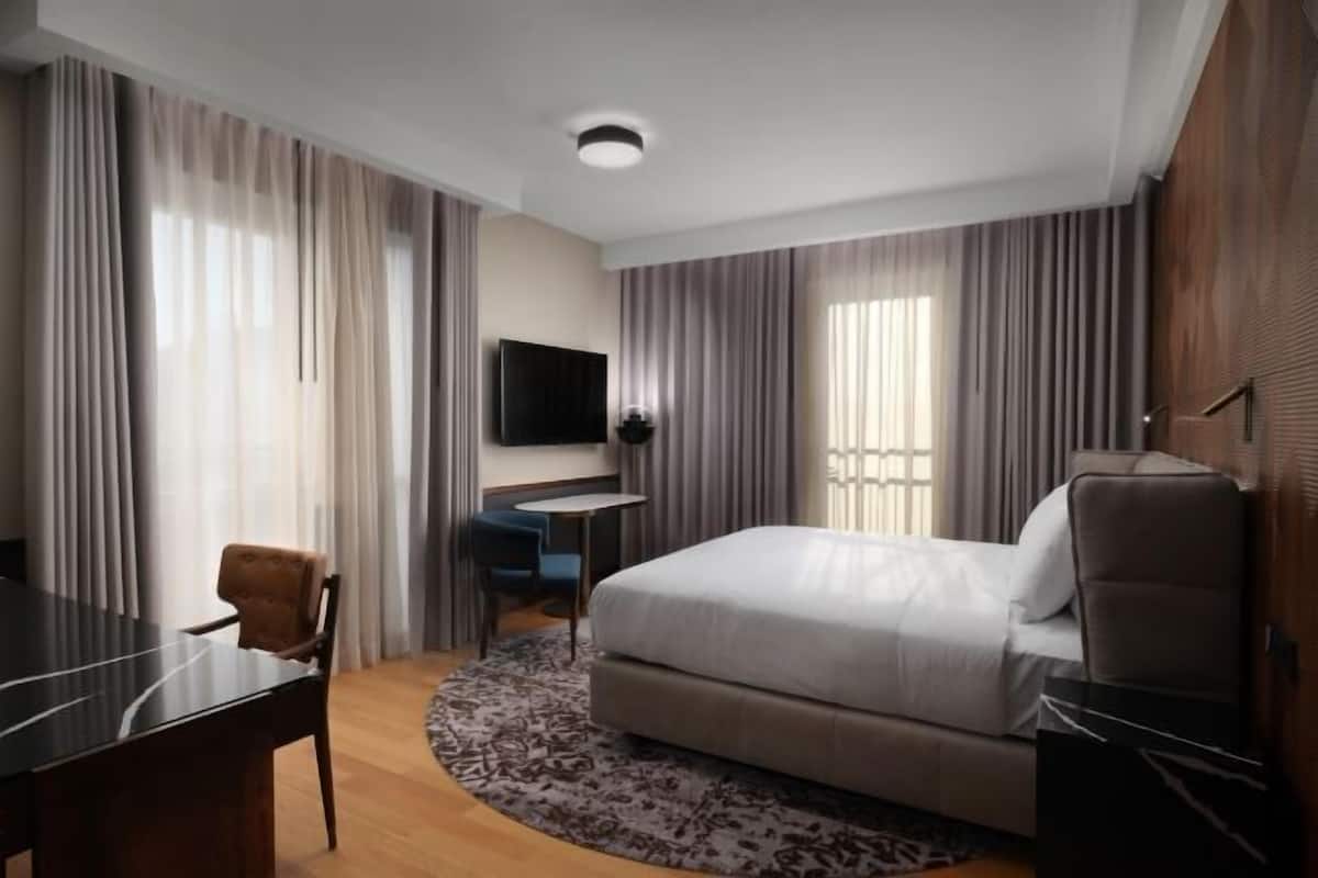 Ropa de cama de alta calidad, minibar, caja fuerte y escritorio
