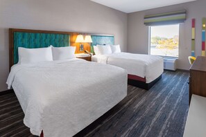 Kamer, 2 queensize bedden, toegankelijk voor mindervaliden (Hearing) | Een kluis op de kamer, een bureau, een laptopwerkplek