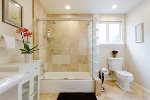 Combined shower/bathtub, hair dryer, towels, soap - Sonoma Plaza Vacation Home (Sonoma)