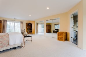 2 bedrooms, desk, iron/ironing board, travel crib