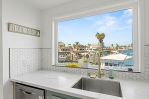 雪櫃、微波爐、焗爐、爐具