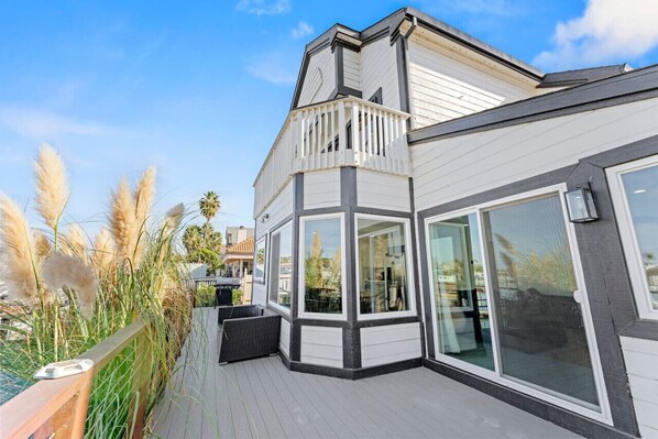 Terrace/patio - * Large Updated Waterfront Delta Manor Boat Dock * (Discovery Bay)