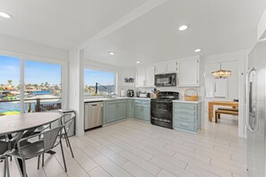 Fridge, microwave, oven, stovetop - * Large Updated Waterfront Delta Manor Boat Dock * (Discovery Bay)