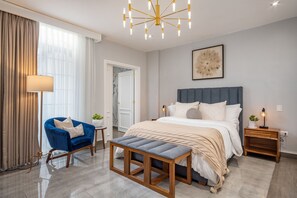 Quarto júnior | Roupas de cama premium, escrivaninha, Wi-Fi de cortesia, roupa de cama