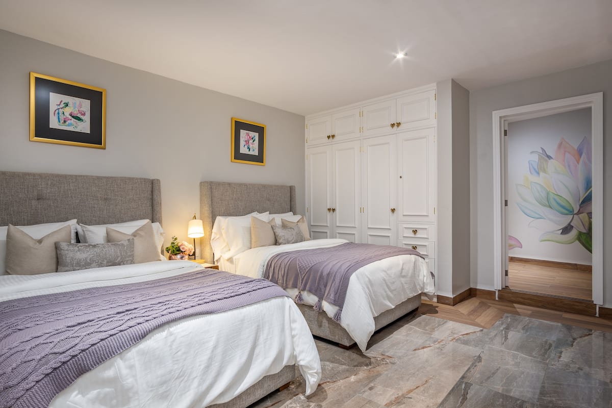 Habitación, 2 camas Queen size, balcón | Ropa de cama de alta calidad, escritorio, wifi gratis y ropa de cama