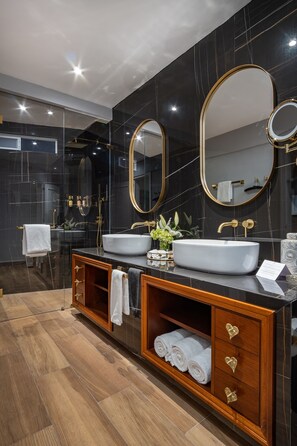 Kamar Bulan Madu | Kamar mandi | Shower, sandal, dan handuk