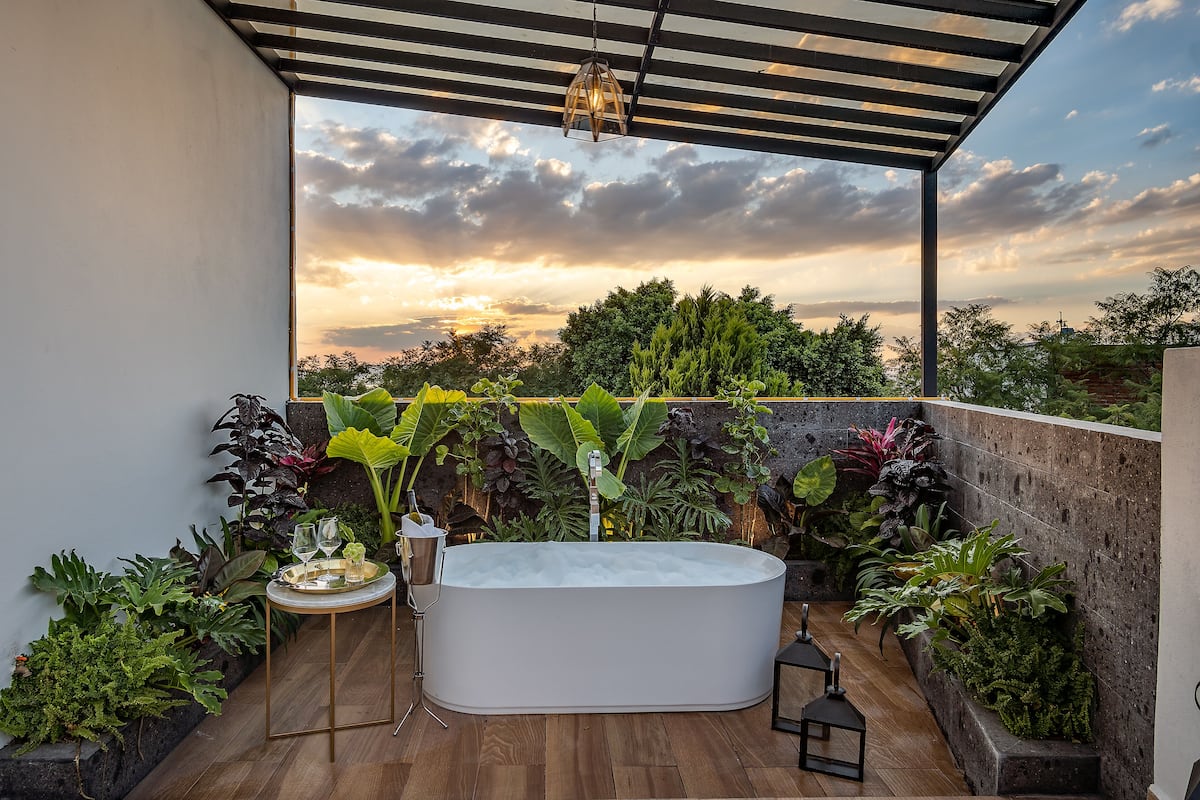 Habitación de luna de miel | Baño | Regadera, pantuflas, toallas