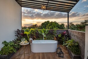 Quarto lua de mel | Banheiro | Chuveiro, chinelos, toalhas de banho 