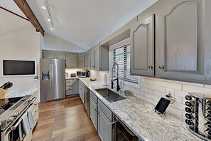 Køleskab, mikrobølgeovn, ovn, kogeplade