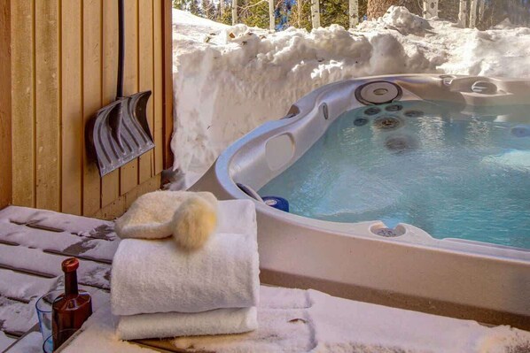 Outdoor spa tub