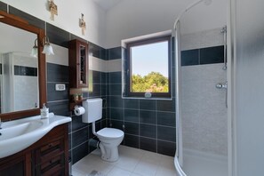 Dusche, Haartrockner, Bidet, Handtücher