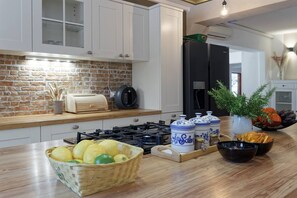 Fridge, microwave, oven, stovetop - Villa Al Parco - 14 Persons, 6 Bedrooms, Neighbor free, Private Pool (Umag)