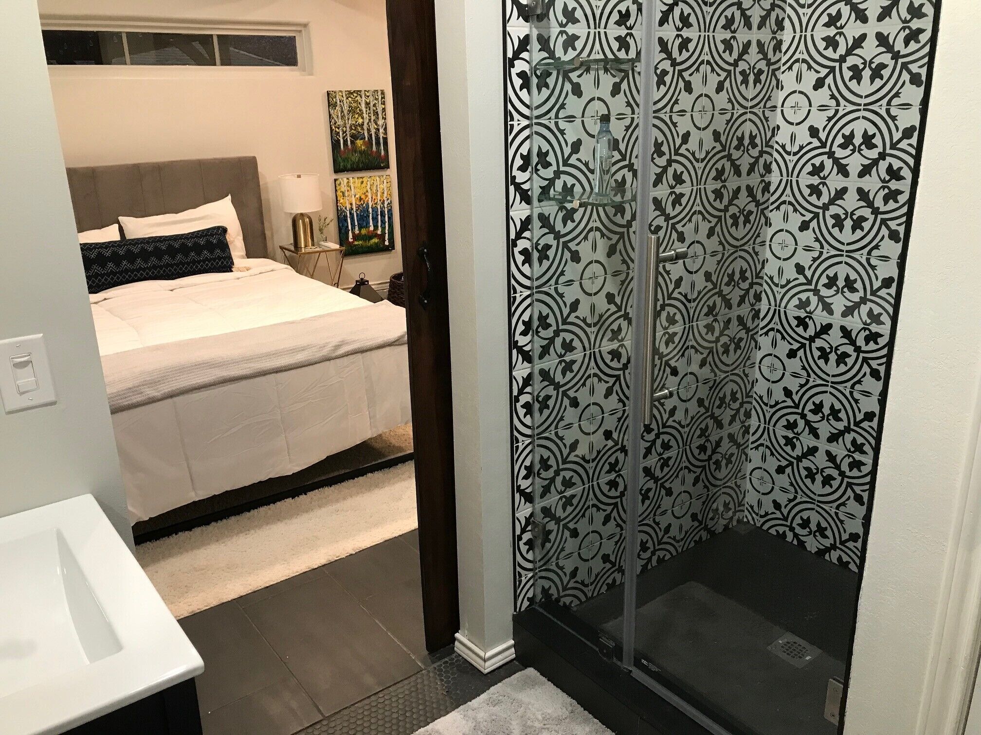 Douche, sèche-cheveux, serviettes fournies, savon